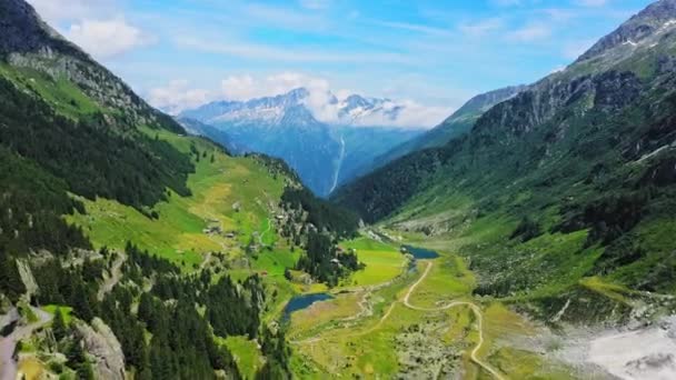 Flyg över bergen i Alperna i Schweiz — Stockvideo