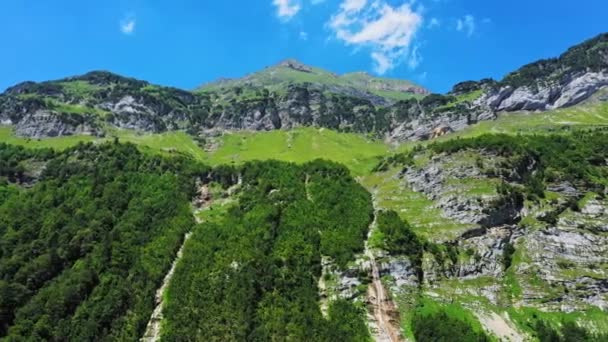 Красивий ландшафт швейцарських Альп – кадри з повітряних польотів — стокове відео