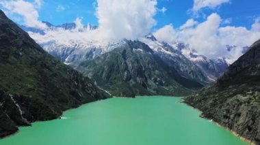 İsviçre Alpleri'nde bir dağ gölü üzerinde uçuş