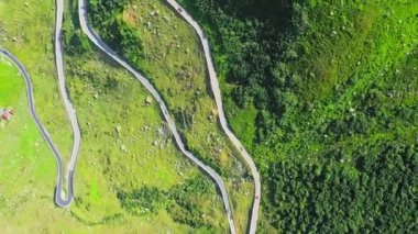 İsviçre Alpleri'nde İsviçre dağlarında güzel geçiş