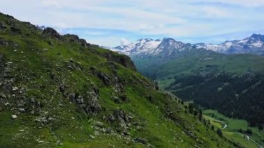İsviçre Alpleri'nde dağların üzerinde uçuş - hava timelapse atış