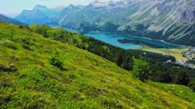 Sils Gölü ve İsviçre'deki Engadin bölgesinin muhteşem manzarası