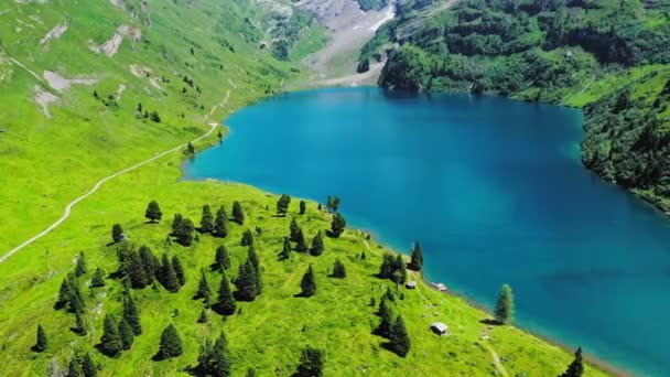 Όμορφη ορεινή λίμνη στις Ελβετικές Άλπεις — Αρχείο Βίντεο