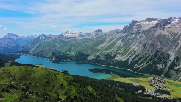 Traumhafte Aussicht über den See und das Engadin in der Schweiz — Stockvideo