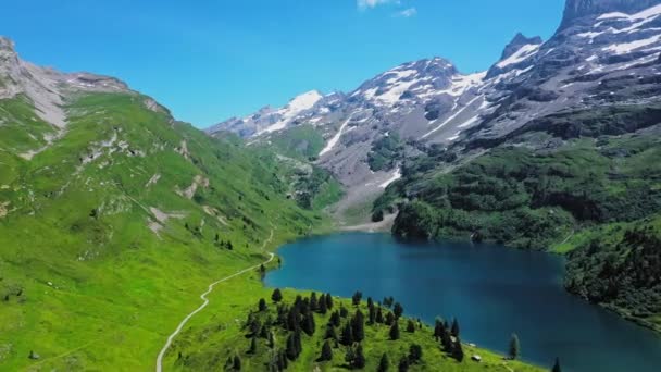 スイスアルプスの美しい山の湖 空中タイムラプスショット — ストック動画