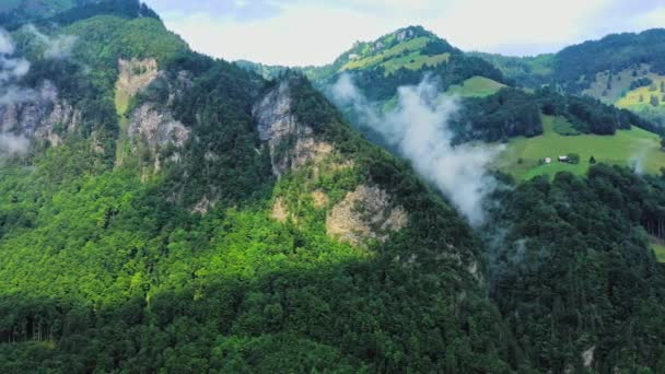 Політ над горами в Альпах Швейцарії — стокове відео