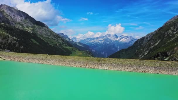 Vol au-dessus d'un lac de montagne dans les Alpes suisses — Video