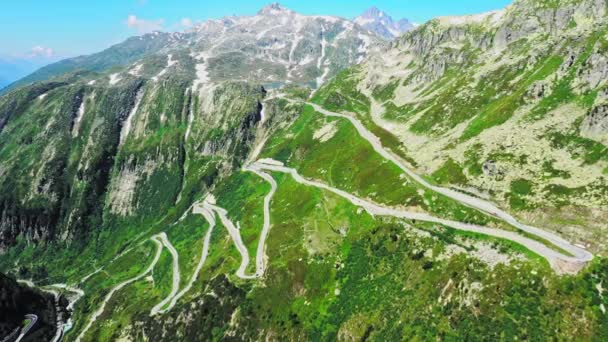 Mooie pas in de bergen van Zwitserland in de Zwitserse Alpen — Stockvideo