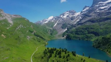 İsviçre göllerinin turkuaz mavi suları- İsviçre 'nin harika doğası. 