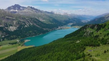 İsviçre Alpleri üzerindeki hava manzarası - yukarıdan güzel İsviçre