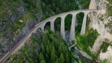 İsviçre 'nin Filisur köyündeki ünlü viyadük  