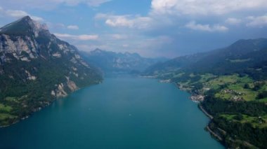 İsviçre Alplerinde Walensee Gölü - İsviçre 'de hava manzarası  