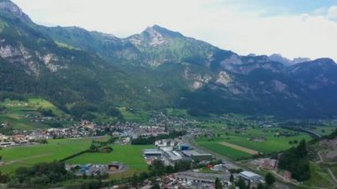 İsviçre üzerinden uçuyor, İsviçre üzerinden. 