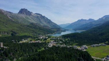 İsviçre üzerinden uçuyor, İsviçre üzerinden. 