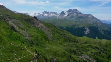 İsviçre üzerinden uçuyor, İsviçre üzerinden.  