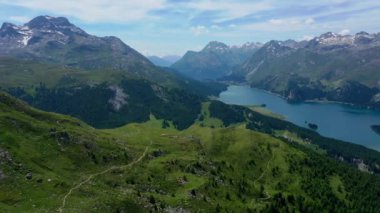 İsviçre üzerinden uçuyor, İsviçre üzerinden. 