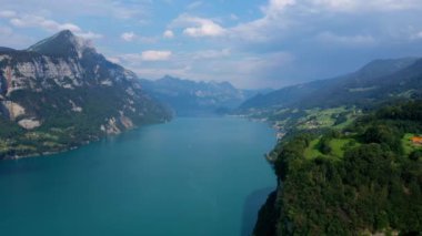 İsviçre 'deki Walensee gölünün mavi suyu - hava manzarası  