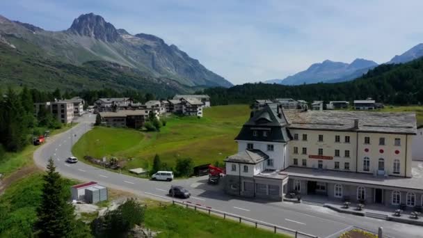 Χωριό Maloja Στις Ελβετικές Άλπεις Αεροφωτογραφία — Αρχείο Βίντεο