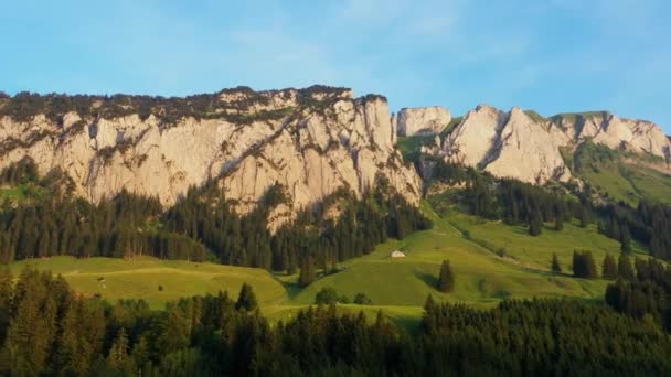 Zwitserse bergen in de Alpen bij zonsondergang — Stockvideo