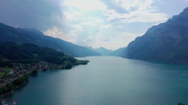 İsviçre 'deki Walensee Gölü üzerinde uçuş 