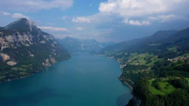 İsviçre Alplerinde Walensee Gölü - İsviçre 'de hava manzarası 