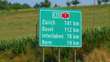İsviçre otoyolundaki Zürih ve Basel 'in yön işaretleri - İsviçre Alpleri, İsviçre - 20 Temmuz 2019