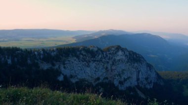 İsviçre 'deki Creux Du Van bölgesinin sarp kayalıkları  