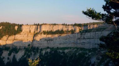 İsviçre 'deki Creux Du Van bölgesinin sarp kayalıkları  