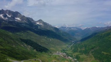 İsviçre Alpleri üzerindeki hava manzarası - yukarıdan güzel İsviçre  