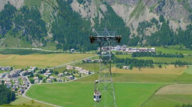 İsviçre 'deki Corvatsch dağlarındaki Teleferic Ropeway - İsviçre Alpleri - 20 Temmuz 2019