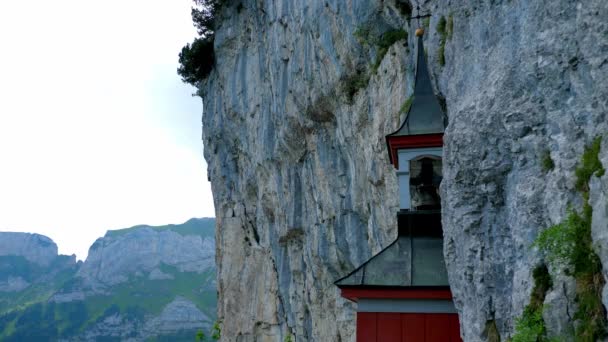 瑞士阿尔卑斯山中的小教堂叫Wildkirchli — 图库视频影像
