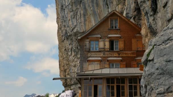 Famosa Taverna Aescher Sulla Cima Una Montagna Wildkirchli Svizzera Alps — Video Stock