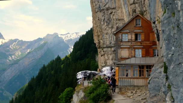 Famosa Taverna Aescher Sulla Cima Una Montagna Wildkirchli Svizzera Alps — Video Stock
