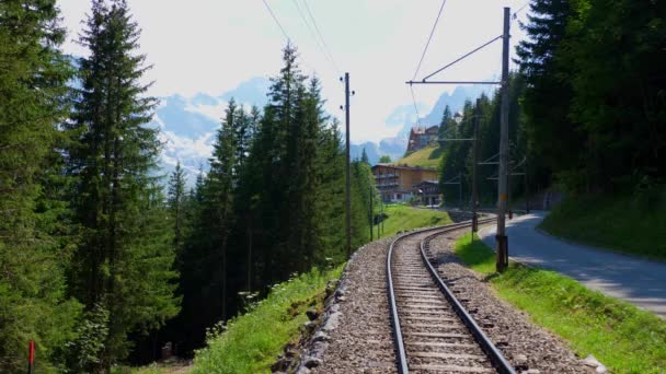 スイスアルプスの山の中で列車のトラック 美しいスイス — ストック動画
