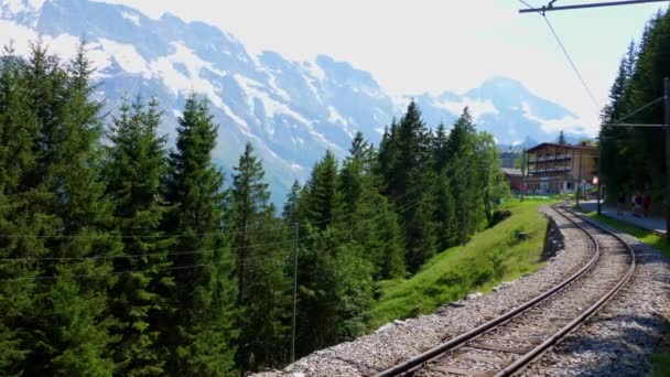 スイスアルプスの山の中で列車のトラック 美しいスイス — ストック動画