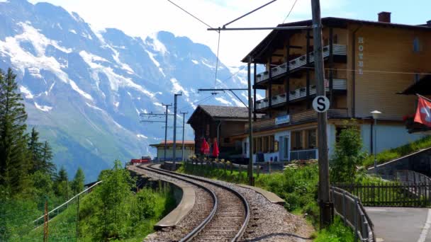 Σιδηροδρομικός Σταθμός Murren Βρίσκεται Ένα Βουνό Στις Ελβετικές Άλπεις Άλπεις — Αρχείο Βίντεο