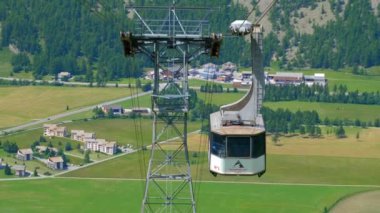 İsviçre 'deki Corvatsch dağlarındaki Teleferic Ropeway - İsviçre Alpleri - 20 Temmuz 2019