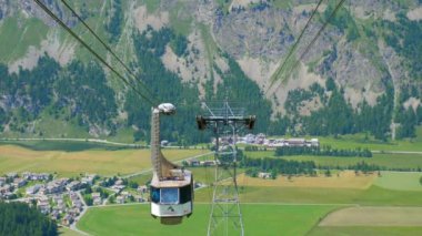 İsviçre 'deki Corvatsch dağlarındaki Teleferic Ropeway - İsviçre Alpleri - 20 Temmuz 2019