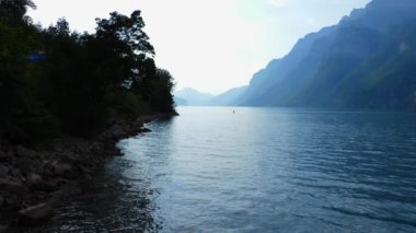 İsviçre Alpleri 'nde güzel bir göl. İsviçre' nin inanılmaz doğası. 