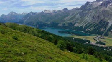 İsviçre üzerinden uçuyor, İsviçre üzerinden.  