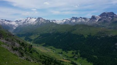 İsviçre üzerinden uçuyor, İsviçre üzerinden.  