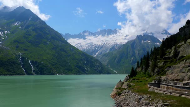 スイスアルプスの素晴らしい山の湖 スイスの素晴らしい自然 — ストック動画