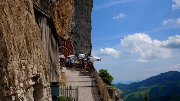 Kedai Minuman Terkenal Aescher Puncak Gunung Wildkirchli Swiss Alps Switzerland — Stok Video