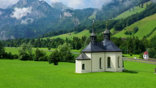 Vuelo Alrededor Una Pequeña Capilla Suiza — Vídeos de Stock