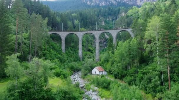 Famous Viaduct Στην Ελβετία Στο Χωριό Filisur — Αρχείο Βίντεο