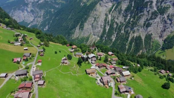 Klein Dorpje Gimmelwald Zwitserse Bergen Zwitserland Van Bovenaf — Stockvideo