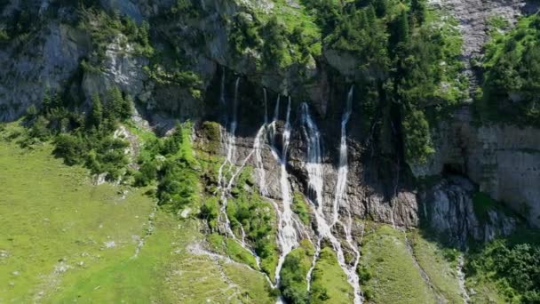 Les Alpes suisses - survol du paysage suisse   