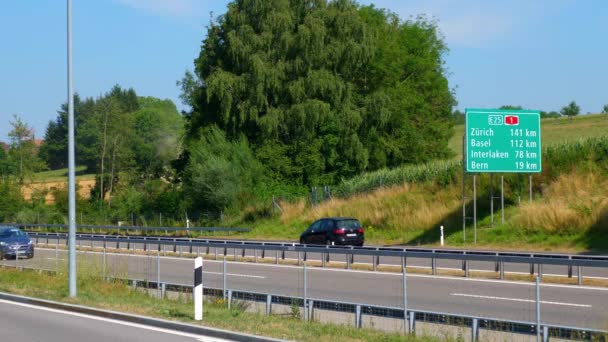 Riktningsskyltar Till Zürich Och Basel Den Schweiziska Motorvägen Alperna Schweiz — Stockvideo