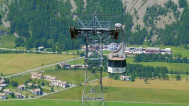İsviçre 'deki Corvatsch dağlarındaki Teleferic Ropeway - İsviçre Alpleri - 20 Temmuz 2019