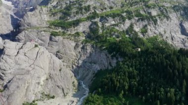 İsviçre Alplerindeki Grindelwald Buzulu - Yukarıdan İsviçre 